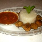 Boulettes-Viandes accompagnées d'une sauce pimentée et de riz